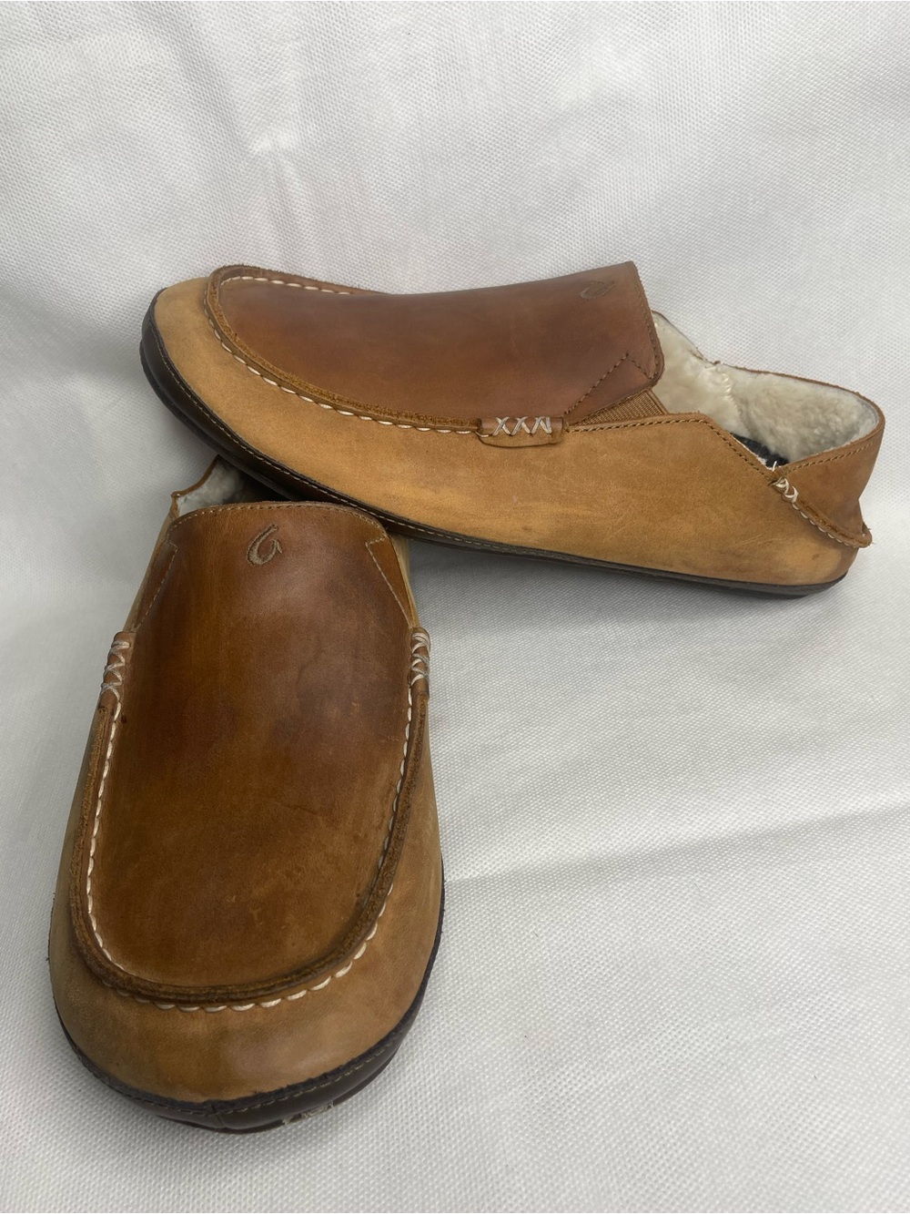 OluKai Moloā Leather & Suede Slippers Mens US 10 Toffee Tan Brown Australian Fur